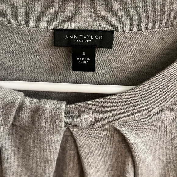 ANN TAYLOR~ GRAY DETAIL TOP~SMALL - Picture 3 of 9